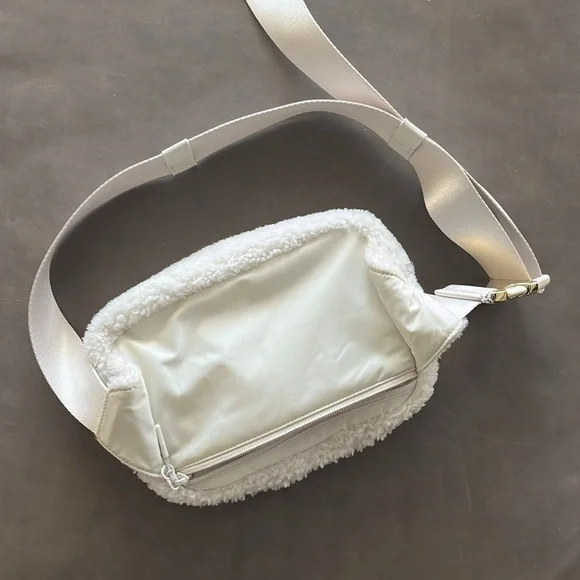 Lululemon Everywhere Belt Bag 2L Fleece - Picture 6 of 6